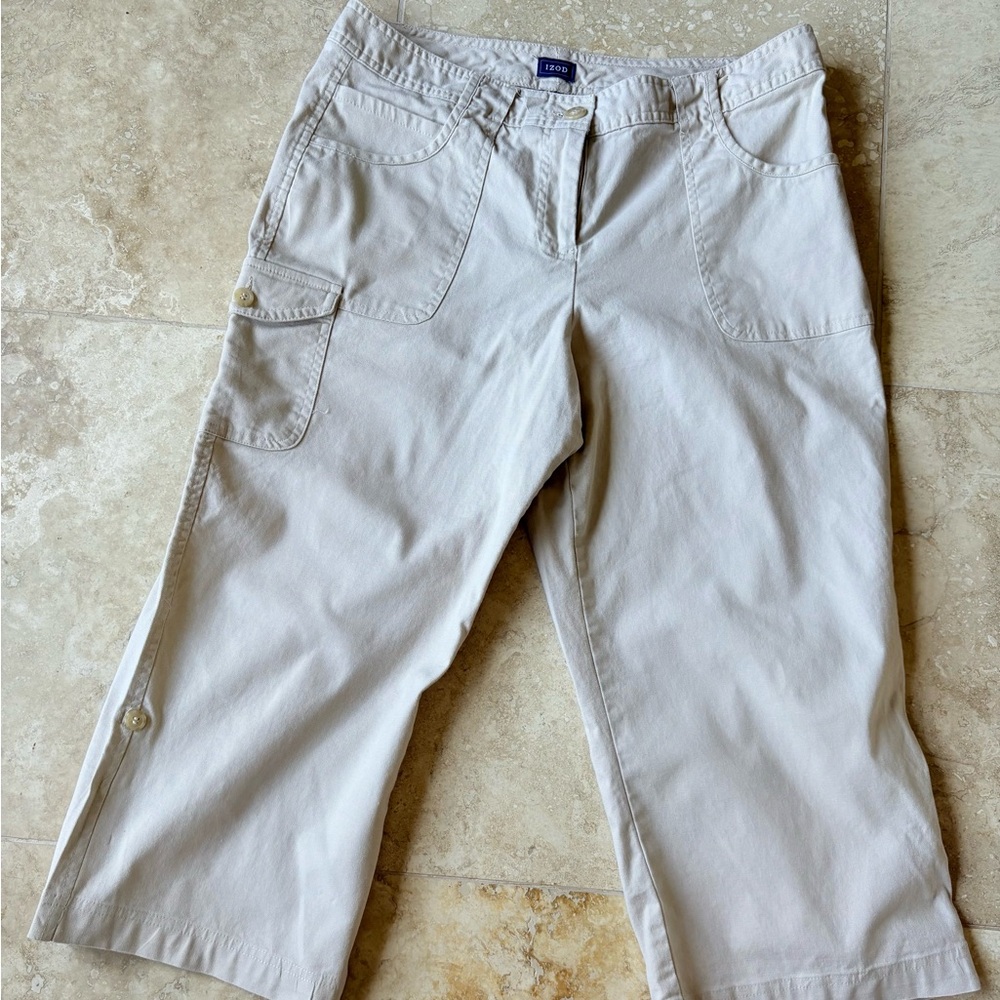Izod Women's beige Capris with super detailing on a variety of pockets